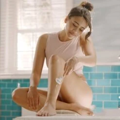 Gillette® Gillette Venus V Edition Comfortglide Strawberry Manual Razor -Clarins Butik gillette venus v edition comfortglide strawberry manual razor 1641212966