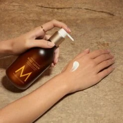 Moroccanoil Body Lotion 360 Ml - Ambiance De Plage 6 Moroccanoil Body Lotion 360 Ml - Ambiance De Plage -Clarins Butik moroccanoil body lotion 360 ml ambiance de plage 1670579665