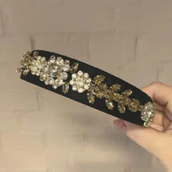 By Stær VITA Hairband - Black With Stone -Clarins Butik vita sort 4